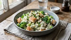 Krämig keto-sallad med kyckling och broccoli – blåmögelostdressing som mättar