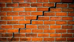 Har du upptäckt en spricka ovanför dörren? Så avgör du om den är farlig