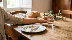 Är det skadligt att dricka vatten efter måltider? Experter förklarar vad som egentligen händer.