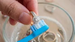 Varför du inte ska rengöra smycken med tandkräm och vad du ska använda istället