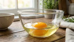 Experter förklarar varför man inte bör äta råa ägg — det handlar inte bara om bakterier