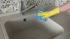 Hur man rengör en bänkskiva av konstgjord sten utan att repa den: enkel guide för fett, kalk och fläckar