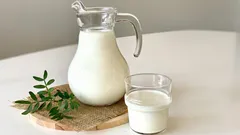 Kan man dricka kefir på kvällen? Här är när den hjälper – och när den stjälper