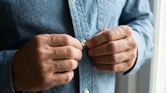 Varför knapparna på kläder är placerade olika för män och kvinnor: den överraskande historien bakom en vana