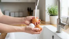 Tvättar du ägg innan du lägger dem i kylskåpet? Det finns en anledning till varför det är bättre att inte göra det.