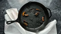 Därför fastnar maten i stekpannan – och så får du den att släppa igen