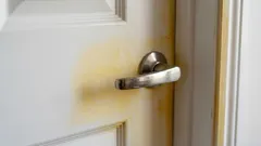 Så får du bort gulnad ton på vita innerdörrar utan att måla om