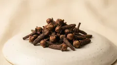 Kryddnejlika – en liten krydda med stora fördelar för kroppen: hur man använder den på rätt sätt