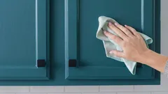 Hur man snabbt och säkert tar bort det klibbiga fettlagret från köksskåp