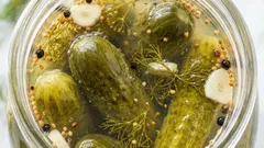 Kasta inte bort saltlaken från gurkorna: oväntade sätt att använda den på