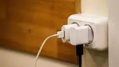 Lämnar du laddaren i vägguttaget? Här är varför det inte är en så harmlös vana