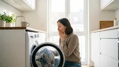 Glömde du tvätten i tvättmaskinen över natten? Här är varför sköljning inte räddar den och vad du ska göra härnäst.