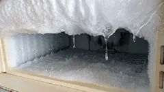 Is i frysen? Därför uppstår det och så blir du av med det utan att skada frysen